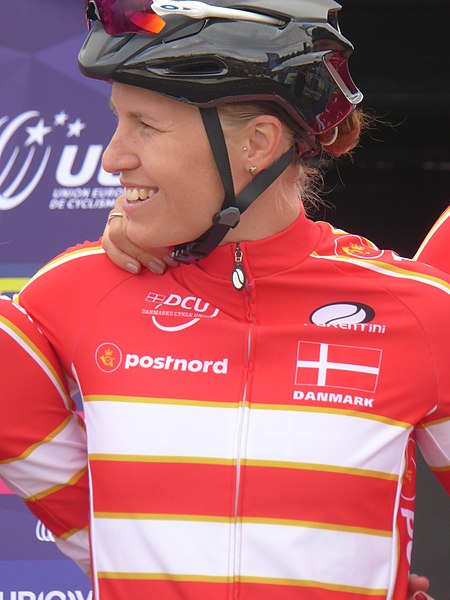 Archivo:Rikke Lønne - 2018 UEC European Road Cycling Championships (Women's road race).jpg