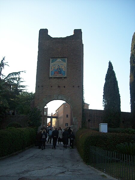 File:Roma, Santuario del Divino Amore - La torre.jpg