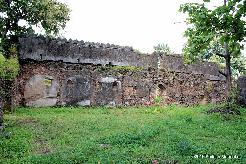 File:Ruins of a Wall, Deogarh Fort - panoramio.jpg