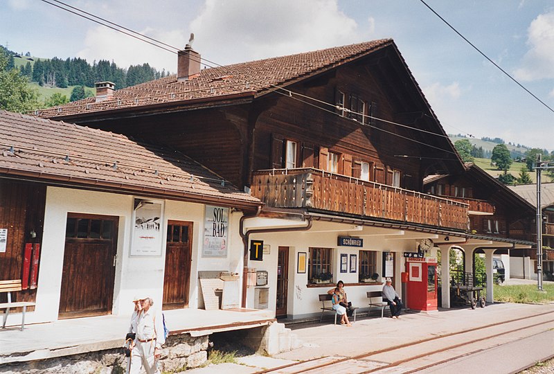 File:SBB Historic - F 122 00965 003 - Schoenried MOB Stationsgebaeude mit Gueterschuppen Bahnseite.jpg