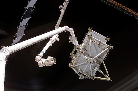 El braç robòtic Canadarm-1 del transbordador espacial Discovery passa la secció de l'estructura P5 al Canadarm-2 de l'Estació Espacial Internacional durant la missió STS-116 el desembre de 2006.