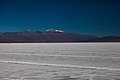 Les Salinas Grandes de Jujuy dominées par les sommets andins enneigés.