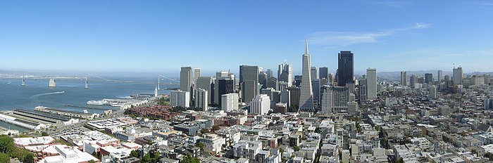 San Francisco : CBD au fond et quartiers intermédiaires au premier plan.
