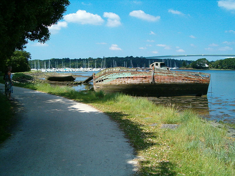 File:Scheepswrakken in de Odet.jpg