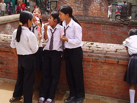 Tập_tin:School_girls_in_Bhaktapur.jpg