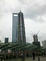 建设中的上海中心大厦，图中为最右侧第三高的（2011年10月1日）