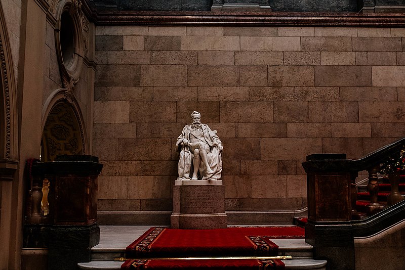 File:Sheffield-town-hall-first-lord-mayor-statue.jpg