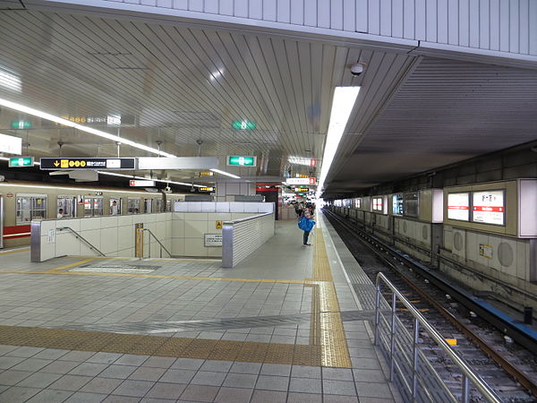 Midōsuji Line station platform