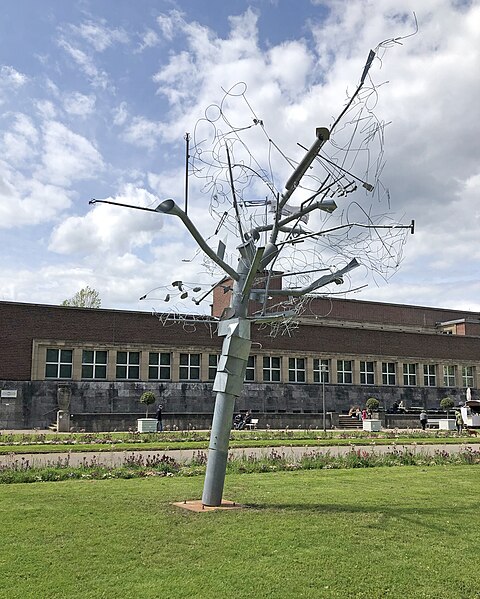 File:Skulptur auf der Anlage des Ehrenhof vor NRW-Forum, Mai 2021.jpg