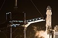 Il Falcon 9 in fase di decollo con la missione SpaceX Crew-1 della NASA il 15 novembre 2020, presso il Kennedy Space Center LC-39A. Sulla Sinistra si intravede il sistema di fuga d'emergenza