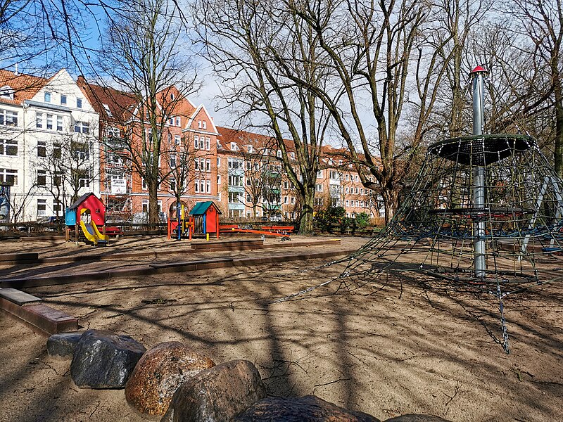 File:Spielplatz Schrevenpark .jpg