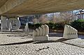 Die Stühlinger Riesen von Fritz Gutmann unter der neuen Stadtbahnbrücke in Freiburg