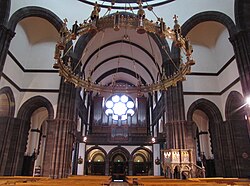 Vue intérieure de la nef vers l'orgue