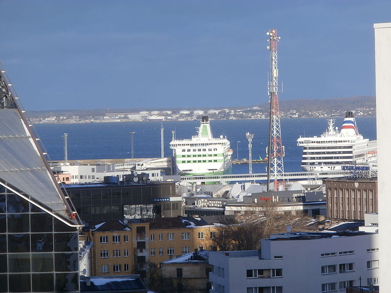 File:Star and Romantika in Port of Tallinn 13 January 2015.JPG