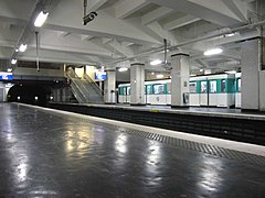 Porte de Saint Cloud station