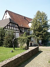 Brüder Grimm-Haus mit Froschkönig-Skulptur