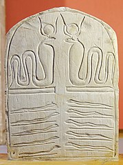 stèle représentant la déesse-cobra et des serpents
