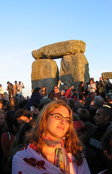 File:Stonehenge, enjoying the glow of the morning sun.jpg