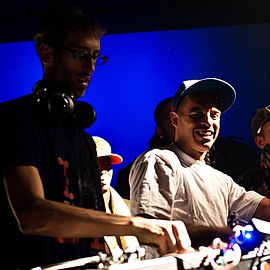 Stretch Armstrong und Bobbito Garcia im Jahr 2011.jpg