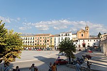 Uno scorcio di piazza Garibaldi con la chiesa di Santa Chiara