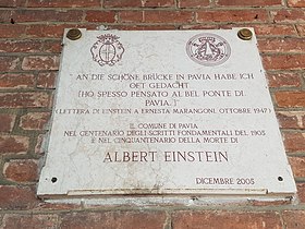 Targa sul Ponte Monumentale di Pavia, come descritto in una lettera di Albert Einstein del 1947.