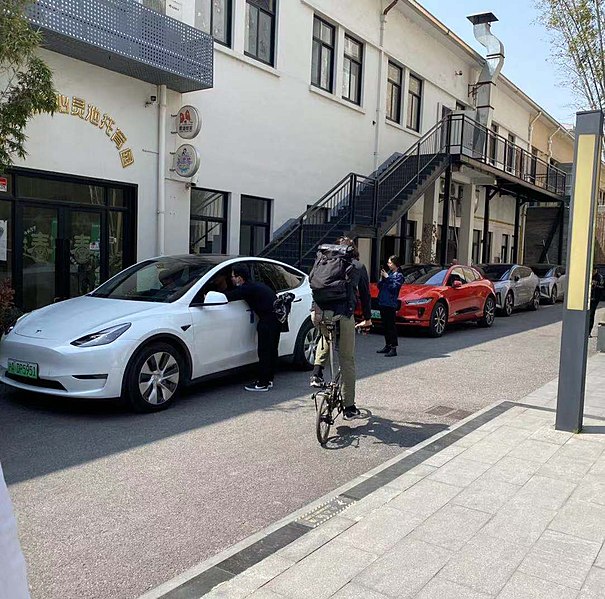 File:Tesla Model Y, Jaguar I-Pace and HiPhi X.jpg