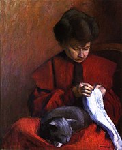 Portrait dans des teintes chaudes représentant une femme entre deux âges en train de coudre, tête baissée, un chat sur les genoux