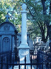 Photographie en couleur d'un monument funéraire. Tombe de Caulaincourt au cimetière du Père-Lachaise