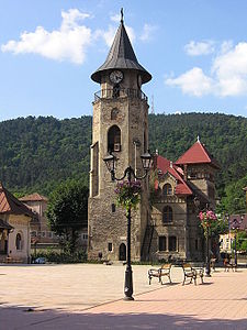 Stephen's Tower del siglo XV (el símbolo de la ciudad) en la plaza de la ciudad medieval