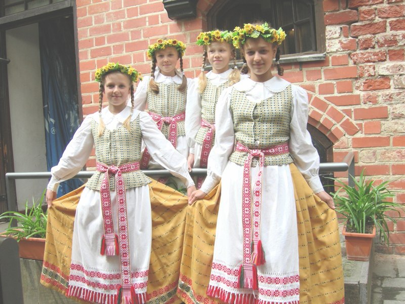 File:Traditional Lithuanian dress.jpg