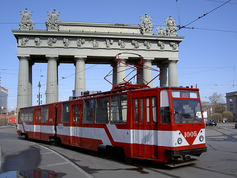 File:TramMoskovskiyeVorotaSquare2008-04-12-1005.jpg