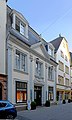 Trier, Neustraße 20, Haus „Zum Mohren“; barockes Dreiachsenhaus mit Mansarddach, klassizistische Motive, wohl kurz vor 1800, über tonnengewölbtem Keller; neuklassizistische Ausstattung