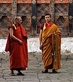 Trongsa-Dzong-218-Hof-zwei Lehrer-Moenche-2015-gje.jpg