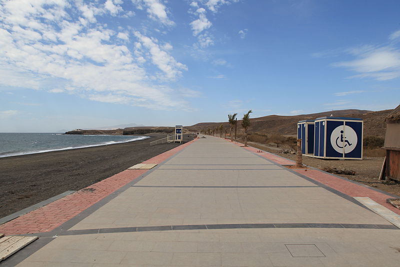 File:Tuineje Tarajalejo - Avenida las Palmeras - Playa 01 ies.jpg