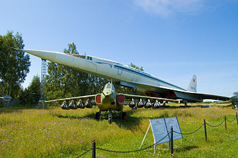 Tupolev Tu-144 [CCCP-77106] préservé au Central Air Force Museum à Monino à côté d'un Soukhoï Su-25. Ce Tu-144 est le plus ancien appareil préservé, les précedents ayant été détruits par ferraillage ou par accident. (définition réelle 3 008 × 2 000)