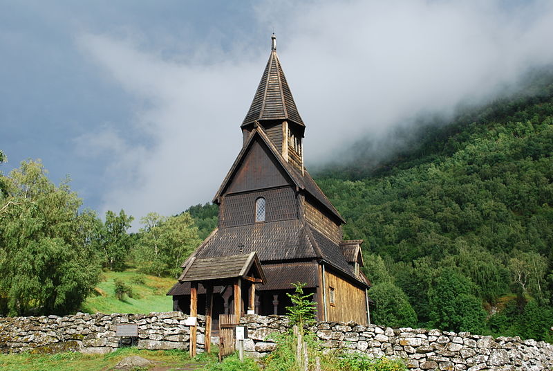 File:Urnes - Stavkirke - Extérieur 02.JPG