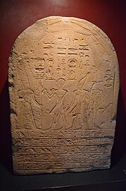 Dubbel stele waarop Hatsjepsoet wijn aanbiedt aan Amon met Thoetmosis III achter haar Vaticaans Museum