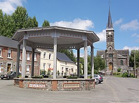 Музикалният павилион пред църквата