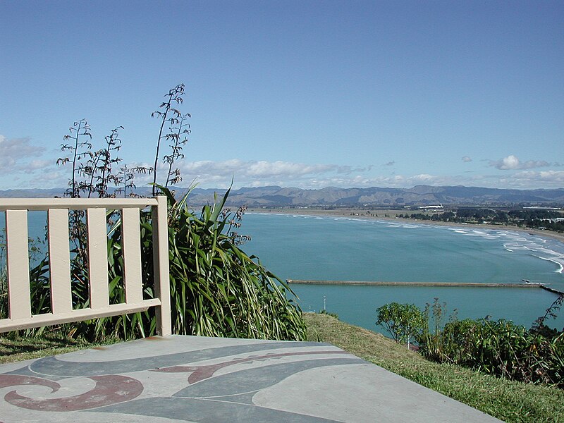 File:View over Poverty Bay from Kaiti Hill lookout.jpg