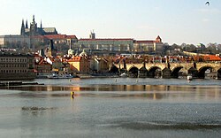 Vltava jõgi Prahas, tagaplaanil Karli sild, Malá Strana ning Hradčany