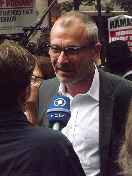 File:Volker Beck im Interview mit der ARD bei der bürgerlichen Gegenkundgebung zum Al Quds Tag 2014 in Berlin.JPG