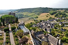Vue sur le village, le jardin à la française et le donjon de l'ancienne forteresse vicomtale, et la campagne environnante, depuis la tour César.