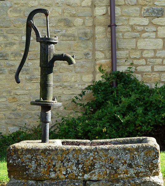 File:Water Pump. Turweston. - panoramio.jpg