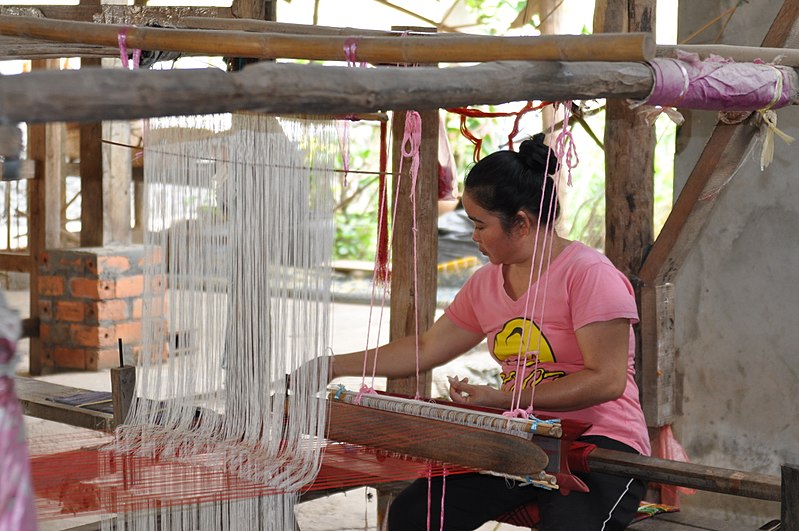 File:Weaving traditional Laotian garments (14602660931).jpg