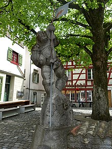 Werner Hilber (1900–1989) Bildhauer, Böckebrunnenskulptur, Wiler Böcke, 1951, Wil, St.Gallen. Die "Wiler Böcke" waren in der Mitte des 15. Jahrhunderts eine Gesellschaft von militärischen Söldnern der Stadt: "eine Verbindung der kühnsten Wagehälse zur Ausführung der verwegensten Taten.