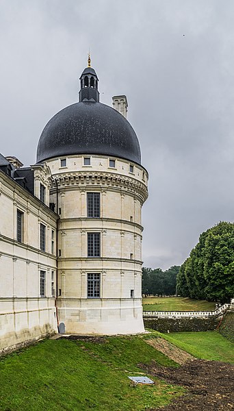 File:Western tower of the Castle of Valencay.jpg