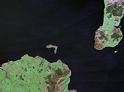 'n Valskleurfoto van Rathlin wat as deel van NASA se Landsat-program geneem is, met die kus van die graafskap Antrim in die suide, en die suidpunt van die Skotse Kintyre-skiereiland in die ooste