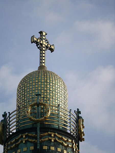 File:Wien Kirche am Steinhof Laterne.JPG