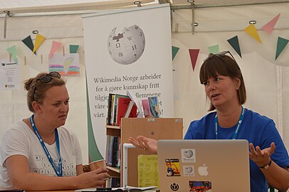 Jorid Martinsen og Astrid Carlsen fra Wikimedia Norge i festivalbibliotekteltet til Nordland fylkesbibliotek på festivalen Márkomeannu i juli 2018