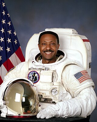 <span class="mw-page-title-main">Winston E. Scott</span> American navy officer and astronaut